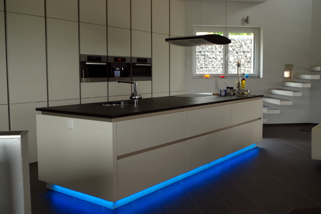 Hausautomation-LED-Licht-in_kueche-RGB-Streifen-1