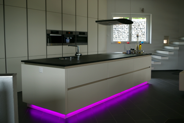 Hausautomation-LED-Licht-in_kueche-RGB-Streifen-2