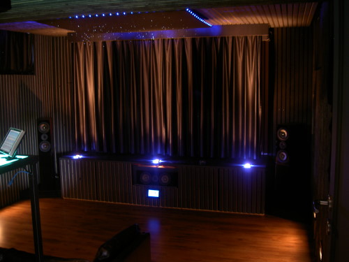 Demoraum-Homecinema-Vorhang-geschlossen