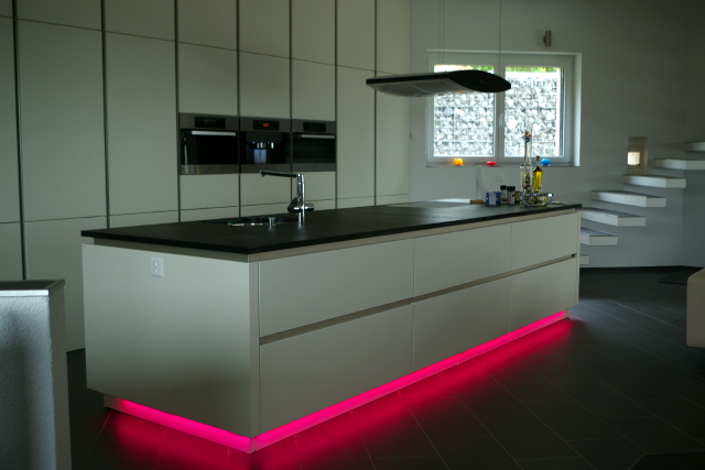 Hausautomation-LED-Licht-in_kueche-RGB-Streifen-3